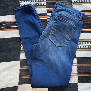 LL Bean Signature Women’s Dark Wash Skinny Stretch Mid Rise Jeans Size 8.